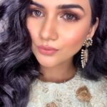 Akansha Chamola Instagram - The art of eye contact …….. contact lenses ….. Makeup and hair styling 😃…….. . . . . . . . . . . . . . . . . . . . . . . . . . . #instalook #instamakeup #nudemakeup #instapretty #bridalmakeup #lookbook #desilook #ethnicwear #bridalfashion #fashiondiaries #instadaily #prettygirls #instahair #blackhairstyles #instaeyes
