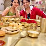 Akansha Chamola Instagram - INternet was down for a couple of hours ; so spent some time with Family , they seem like GOOD PEOPLE 😜…….. And good people should be taken out for great lunch outings 🥗🥗 #family #lunchout #maharajabhog #indianfood #thali #indianthali