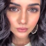 Akansha Chamola Instagram - The art of eye contact …….. contact lenses ….. Makeup and hair styling 😃…….. . . . . . . . . . . . . . . . . . . . . . . . . . . #instalook #instamakeup #nudemakeup #instapretty #bridalmakeup #lookbook #desilook #ethnicwear #bridalfashion #fashiondiaries #instadaily #prettygirls #instahair #blackhairstyles #instaeyes