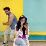 Akansha Chamola Instagram - Dont try this at home .... 😁🤣😂 . . . . . . . #gauravkhanna #anujkapadia #akankshagkhanna #Mr&MrsKhanna #funreels #jusforfun #couplefun #funnyreels #dnttrythisathome #reelkarofeelkaro #instareels #funnyreels #comicreels #funnycouple #magic #style