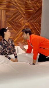 Akansha Chamola Instagram - Kya kya karna padta hai yaar.... yeh bhi koi baat hui... 😂🤣🤪..
.
.
.
.
.
.
.
#gauravkhanna #anujkapadia #akankshakhanna #Mr&MrsKhanna #reelkarofeelkaro #instateels #indian #reelsmagic #funnyreels #couplereels #everyday #karnapadhtahai #actorcouple #crazycouple #madcouple #couplegoals #funnycouple #instacouple #marriedlife #annoyingwife #clingywife #marriagegoals