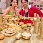 Akansha Chamola Instagram - INternet was down for a couple of hours ; so spent some time with Family , they seem like GOOD PEOPLE 😜…….. And good people should be taken out for great lunch outings 🥗🥗 #family #lunchout #maharajabhog #indianfood #thali #indianthali