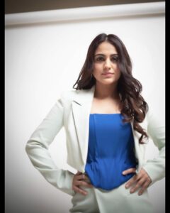Aksha Pardasany Instagram - For the song launch of #ShubhNikah last night ❤️

Styled by the most talented @tasneemkhan19 

Make up - self
Hair - Shakeel 

📸 @kaushal_dp 

Big thank you to @karansagar1 . This wouldn’t have been possible without your help.
