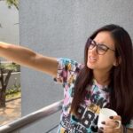 Aksha Pardasany Instagram – When someone talks to me before I’ve finished my morning chai ☕️ 

#janhitmeinjaari #reels Pune, Maharashtra