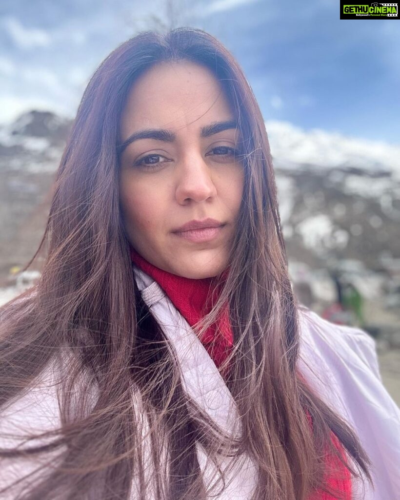 Aksha Pardasany Instagram - Happiest on the mountains ❤️ #himachal #travel #portrait #manali Manali Himachal Pardesh