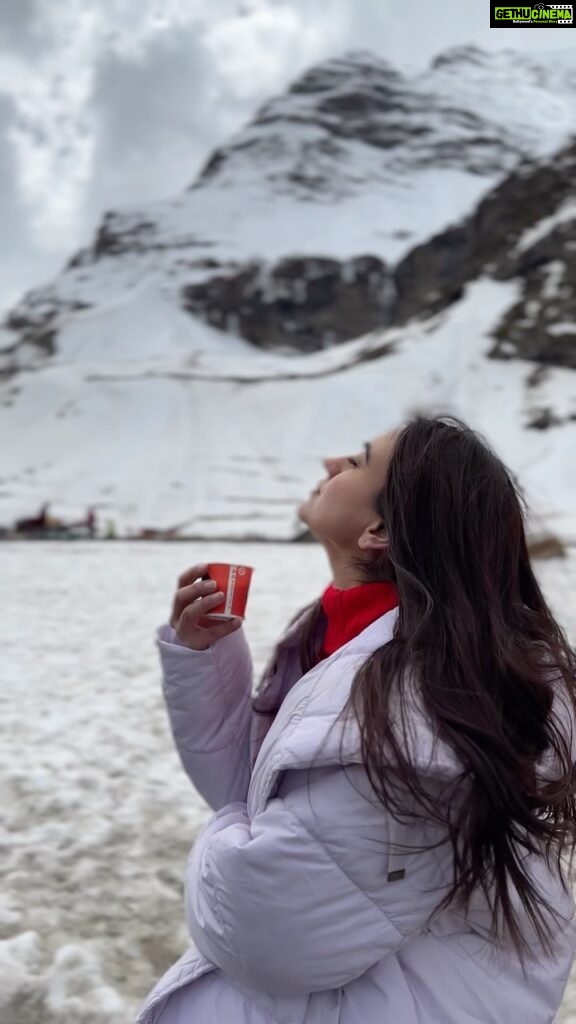 Aksha Pardasany Instagram - Getting lost. That’s how you find yourself ❤️ P.S. The Mountain waali chai hits differently #travel #snow #mountains #reels #himachalpradesh #manali #chai Manali Himachal Pardesh