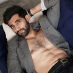 Akshay Oberoi Instagram - ऐसे न मुझे तुम देखो 👀 #Friday #FridayFeeling