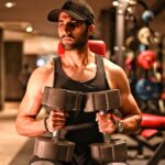 Akshay Oberoi Instagram - The moment when you take a pause to think about what's for dinner tonight 🤔😬 #Friday #FitnessFriday #Workout #Fitness #Gymming
