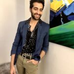 Akshay Oberoi Instagram - The red carpet look vs the blue couch look 😂 #ZeeCineAwards #ZeeCineAwards2023 #AboutLastNight
