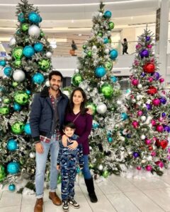 Akshay Oberoi Instagram - Merry Christmas to everyone from us & our little elf 🎄🎁

#MerryChristmas #Christmas #Christmas2022 #Holidays