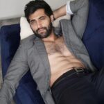 Akshay Oberoi Instagram - ऐसे न मुझे तुम देखो 👀 #Friday #FridayFeeling