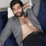 Akshay Oberoi Instagram - ऐसे न मुझे तुम देखो 👀 #Friday #FridayFeeling