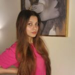 Alice Kaushik Instagram - When bae is waiting down and you have 5 minutes to click your pictures 🤣 💞 #TShirtThatOnceBelongToMyDylan 💗 #selfportrait