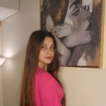 Alice Kaushik Instagram - When bae is waiting down and you have 5 minutes to click your pictures 🤣 💞 #TShirtThatOnceBelongToMyDylan 💗 #selfportrait