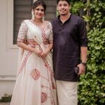 Alina Padikkal Instagram - When padikkal meets Rohit. @motionpictures_weddings exclusive 📸 @clisuncleetus @arunkiranam @vishnu_thachan My team : @houseofemkay @tharunya_vk @aleena.makeupartist @sara_sabitha @kaya_online_ His team : 😎 @n.g.menon and himself Guruvayur Kerala India