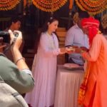 Ameesha Patel Instagram - Posted @withregram • @instantbollywood Beautifull sakina seen Distributing food at a temple this morning… . . #amishapatel #instantbollywood #pb #pa 🙏🏻🙏🏻🙏🏻🙏🏻🙏🏻🙏🏻🙏🏻🙏🏻🙏🏻🙏🏻🙏🏻🙏🏻🙏🏻🙏🏻