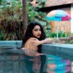 Ameya Mathew Instagram - സാമ്പത്തികമാന്ദ്യം + വിലകയറ്റം... തല തണുപ്പിക്കാൻ ഒന്ന് വെള്ളത്തിൽ കിടന്നതാ..🥵 The Govt be like : അയ്ശെരി... വെള്ളക്കരം വർധിപ്പിച്ചു…🤙🏻 . 📸 @fotophactory_photography 💄 @soniyamakeoverstudio Varkala