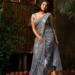 Ameya Mathew Instagram - കയ്യില് ടാറ്റൂ പോട്ട്ക്കിട്ട്… ഹെയർ കട്ട്‌ പണ്ണിക്കിട്ട്… ടീത്ത്ലെ ക്ലിപ്പ് പോട്ട്ക്കിട്ട് ഒന്നുമേ പുരിയാത്ത മാതിരി പോസ് കൊടുത്തുക്കിട്ടിറുക്കേ... എപ്പട്രാാ...🤷🏻‍♀️😉🤓😝💃🏻 . 📸 @fotophactory_photography 💄 @soniyamakeoverstudio 🥻 @label_swasti #picoftheday #sareelove #❤️