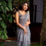 Ameya Mathew Instagram - കയ്യില് ടാറ്റൂ പോട്ട്ക്കിട്ട്… ഹെയർ കട്ട്‌ പണ്ണിക്കിട്ട്… ടീത്ത്ലെ ക്ലിപ്പ് പോട്ട്ക്കിട്ട് ഒന്നുമേ പുരിയാത്ത മാതിരി പോസ് കൊടുത്തുക്കിട്ടിറുക്കേ... എപ്പട്രാാ...🤷🏻‍♀️😉🤓😝💃🏻 . 📸 @fotophactory_photography 💄 @soniyamakeoverstudio 🥻 @label_swasti #picoftheday #sareelove #❤️