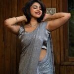 Ameya Mathew Instagram - ലോകം മുഴുവൻ നിറഞ്ഞു നിൽക്കുന്ന സാരി ട്രെൻഡിംഗ് ഫാഷനുകൾക്കിടയിൽ... ട്രൈ ടു ബി എ ക്ലാസ്സിക്‌ !😌🤓😬👧🏻 . 📸 @fotophactory_photography 💄 @soniyamakeoverstudio 🥻 @label_swasti #picoftheday #sarinotsorry #❤️ Varkala
