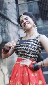 Ameya Mathew Instagram - ദളപതി ആട്ടത്തുക്ക് ഊരേ ആടുമേ... എന്നാലേ മുടിയാതാ...😉😌🫢💃🏻
.
.
Direction : @t.a.i.s.h.o.n 
Videography n’ Edit : @sachin_reeko 
Assisted by @_jomon_joseph_ 
Hair n’ Makeup : @soniyamakeoverstudio 
Costume : @jishnuandvishnu 
Ornaments : @magmatvm 
Location : @kalpadiyil 
.
.
#ranjithame #thalapathy #varisu #trending #danceislife