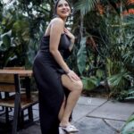 Ameya Mathew Instagram - ഒരുപക്ഷെ എന്റെ ഇഷ്ടനിറം 'കറുപ്പാ'യതുകൊണ്ടാകാം... ഈ സമൂഹത്തിലെ പല കുത്തുവാക്കുകൾക്കു മുന്നിലും എനിക്കിങ്ങനെ ചിരിച്ചുകൊണ്ട് നിൽക്കാൻ പറ്റുന്നത്…😁😌🤓🧚🏻‍♀️ . 📸 @robin_fotografia 💄 @akhilasmakeover_ 📍 @40.feet #boldinblack #ilovemyself #smilemore #🖤 Trivandrum, India