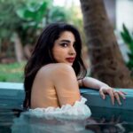 Ameya Mathew Instagram - സാമ്പത്തികമാന്ദ്യം + വിലകയറ്റം... തല തണുപ്പിക്കാൻ ഒന്ന് വെള്ളത്തിൽ കിടന്നതാ..🥵 The Govt be like : അയ്ശെരി... വെള്ളക്കരം വർധിപ്പിച്ചു…🤙🏻 . 📸 @fotophactory_photography 💄 @soniyamakeoverstudio Varkala