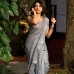 Ameya Mathew Instagram - കയ്യില് ടാറ്റൂ പോട്ട്ക്കിട്ട്… ഹെയർ കട്ട്‌ പണ്ണിക്കിട്ട്… ടീത്ത്ലെ ക്ലിപ്പ് പോട്ട്ക്കിട്ട് ഒന്നുമേ പുരിയാത്ത മാതിരി പോസ് കൊടുത്തുക്കിട്ടിറുക്കേ... എപ്പട്രാാ...🤷🏻‍♀️😉🤓😝💃🏻 . 📸 @fotophactory_photography 💄 @soniyamakeoverstudio 🥻 @label_swasti #picoftheday #sareelove #❤️