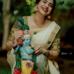 Ameya Mathew Instagram - ഈ വിഷു കാലത്ത് സ്നേഹത്തിന്റെയും സമാധാനത്തിന്റെയും സമൃദ്ധിയുടെയും കണിക്കൊന്നകൾ ഏവരുടെയും ജീവിതത്തിൽ പൂത്തുലയട്ടെയെന്ന് പ്രാർത്ഥിക്കുന്നു. ഏവർക്കും എന്റെ ഹൃദയം നിറഞ്ഞ വിഷു ആശംസകൾ…🌾💐💫✨🤩 . . 🎥 @jinu____jk @aju_bhuvanendran 💄 @soniyamakeoverstudio 🥻 @jishnuandvishnu 📍 @kalpadiyil Ornaments @magmatvm . #happyvishu #🌼 Trivandrum, India