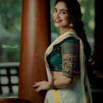 Ameya Mathew Instagram - ഈ വിഷു കാലത്ത് സ്നേഹത്തിന്റെയും സമാധാനത്തിന്റെയും സമൃദ്ധിയുടെയും കണിക്കൊന്നകൾ ഏവരുടെയും ജീവിതത്തിൽ പൂത്തുലയട്ടെയെന്ന് പ്രാർത്ഥിക്കുന്നു. ഏവർക്കും എന്റെ ഹൃദയം നിറഞ്ഞ വിഷു ആശംസകൾ…🌾💐💫✨🤩 . . 🎥 @jinu____jk @aju_bhuvanendran 💄 @soniyamakeoverstudio 🥻 @jishnuandvishnu 📍 @kalpadiyil Ornaments @magmatvm . #happyvishu #🌼 Trivandrum, India