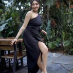 Ameya Mathew Instagram - ഒരുപക്ഷെ എന്റെ ഇഷ്ടനിറം 'കറുപ്പാ'യതുകൊണ്ടാകാം... ഈ സമൂഹത്തിലെ പല കുത്തുവാക്കുകൾക്കു മുന്നിലും എനിക്കിങ്ങനെ ചിരിച്ചുകൊണ്ട് നിൽക്കാൻ പറ്റുന്നത്…😁😌🤓🧚🏻‍♀️ . 📸 @robin_fotografia 💄 @akhilasmakeover_ 📍 @40.feet #boldinblack #ilovemyself #smilemore #🖤 Trivandrum, India