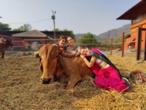 Anagha Bhosale Instagram - If we please who are dear to Krishna, Krishna’s heart willingly becomes conquered -Radhanath Maharaj
@govardhan_goshala @govardhan_ecovillage @sisterhealingco @vilmadrulyte @careforcowsvrindavan @bhaktigirls_meet