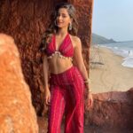 Ananya Panday Instagram - #AAFAT ❤️🌪🤭 watch our vibey song nowwww!!!!’ (Link in bio)