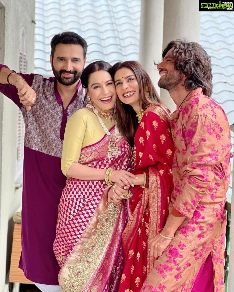 Aneri Vajani Instagram - The OG Gang! 👊🏻❤️🧿 #onset #webshow #baghin #ott #romanchmehta #anerivajani #anshbagri #mridulaoberoi #mysoul @anshbagri @mridulaoberoi G.M Studio(sakinaka)