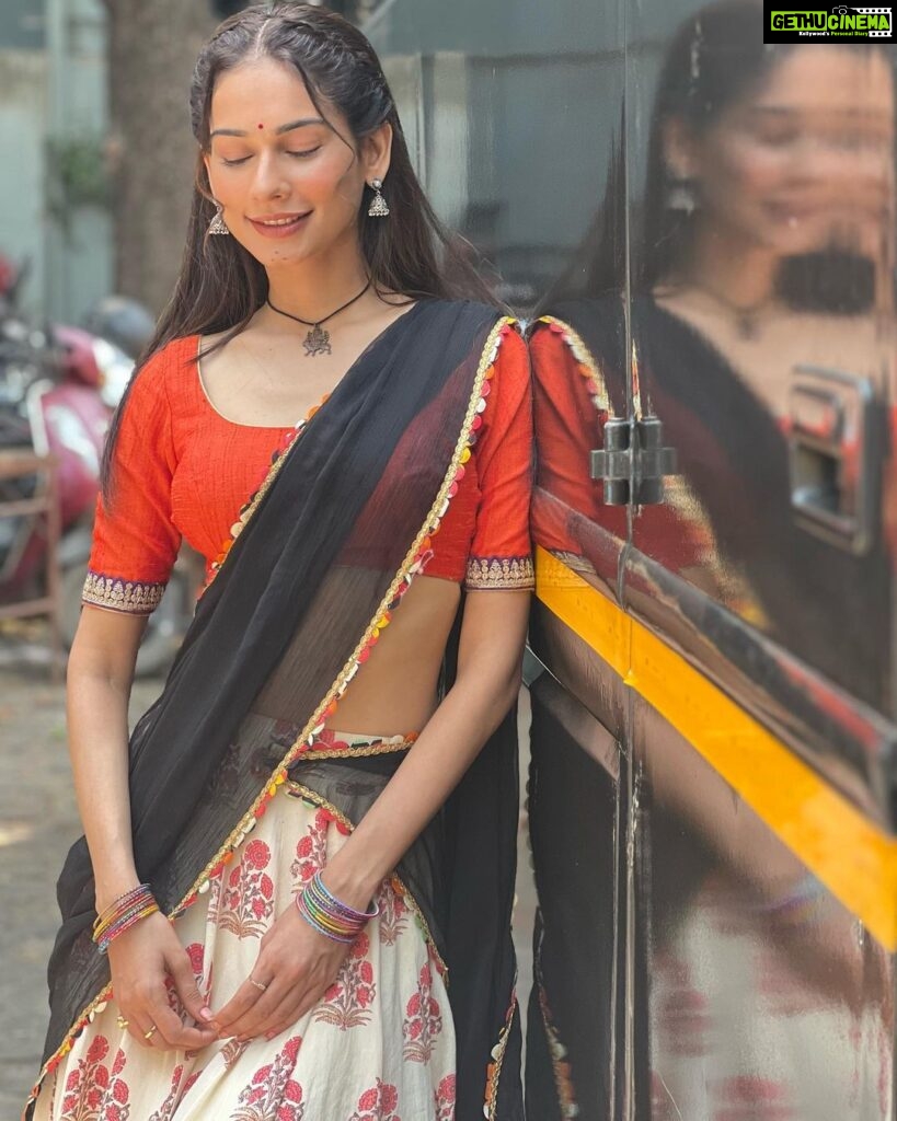 Aneri Vajani Instagram - Just something about this look makes me feel at ease ! 🙃 #anerivajani #indiangirls #happiness #baghin #comingsoon #howdoulikemenow #newlook #explore #happymonday #mondaymotivation