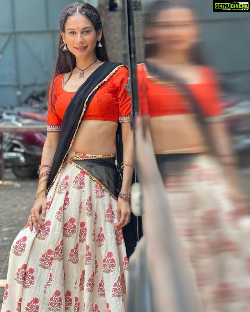 Aneri Vajani Instagram - Just something about this look makes me feel at ease ! 🙃 #anerivajani #indiangirls #happiness #baghin #comingsoon #howdoulikemenow #newlook #explore #happymonday #mondaymotivation