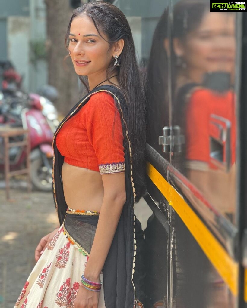 Aneri Vajani Instagram - Just something about this look makes me feel at ease ! 🙃 #anerivajani #indiangirls #happiness #baghin #comingsoon #howdoulikemenow #newlook #explore #happymonday #mondaymotivation