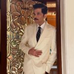 Anil Kapoor Instagram - Filmfare Ready! Suit : @raghavendra.rathore Stylist: @kshitijkankaria @saloniparekh__ Makeup Artist: @deepakchauhanartist Hairstylist: @raskarjaipal @whynot_byzeeba 📸 : @jalalmortezai Anil Kapoors House, Juhu, Mumbai