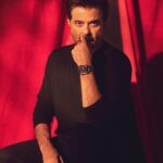Anil Kapoor Instagram - “I think in black." -Gareth Pugh 📸 : @sheldon.santos Stylist: @kshitijkankaria @saloniparekh__ Makeup Artist: @deepakchauhanartist Hairstylist: @raskarjaipal @whynot_byzeeba Outfit: @prada Jeans : @diesel Shoes : @louisvuitton Mumbai - मुंबई