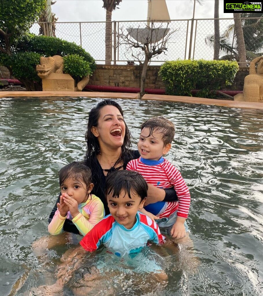 Anita Hassanandani Instagram - Clearly I’m ready for 3 and my husband isn’t 😂 @rohitreddygoa My babiesseess🥰 @petpujaris @geetatilokani @tanyafraser11