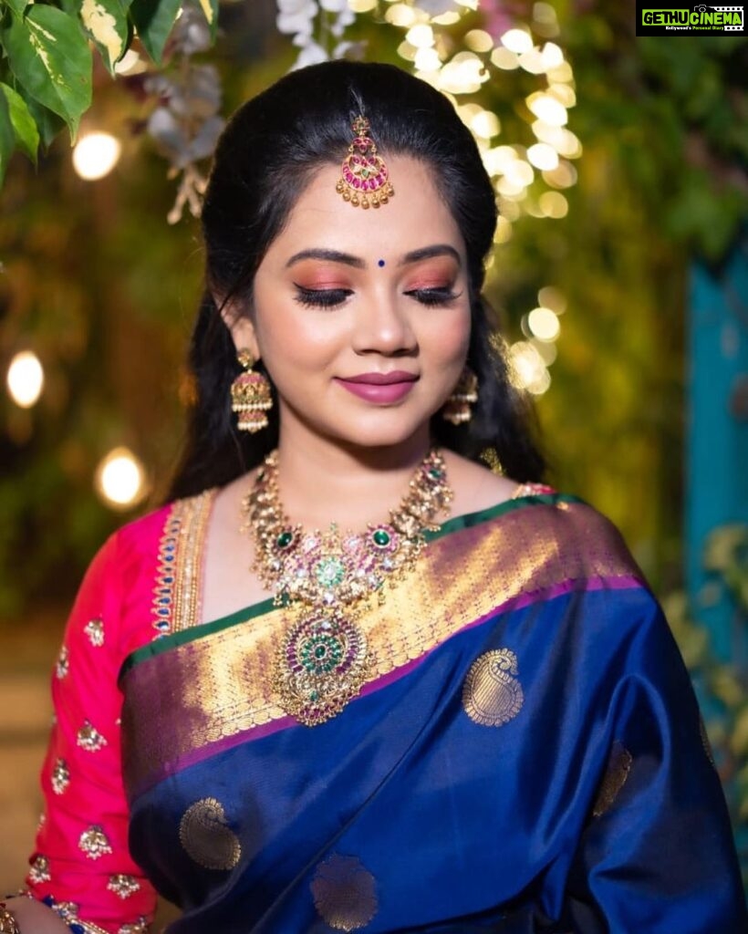 Anitha Sampath Instagram - Sunshine☀️ Photoshoot for makeup artist @aarthy_hairandmakeup Hairdo@shalini_hairartist Drape@sareedrapist Saree @elite_kanjivarams Jewel @chennai_jazz Click @maraacaptures Blouse @chitra_boutique_nd_jewelry Spot @elementsoneastcoast