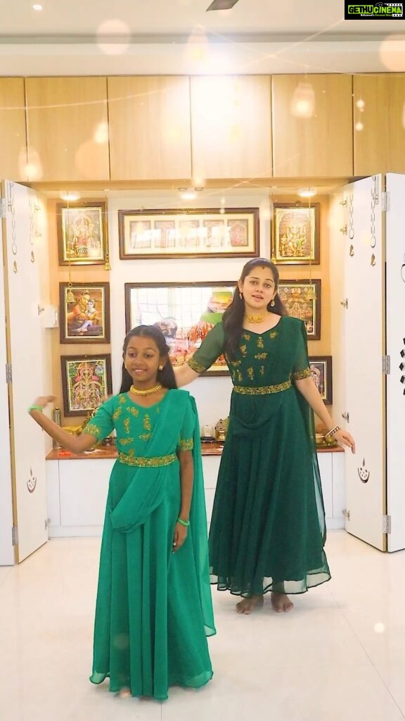 Anitha Sampath Instagram - Indha paatu nyabagam iruka😍 Aadhi and my costume from @studio_aaruthra ✅ Song name: gokulathil kanna😍 தேவா எனும் தேவதை💜 Manivanna sir portion la deva sir paadiyirupaaru. Manivannan sir eh real ah padra mari irukum😀 Any suvalakshmi fans here😃