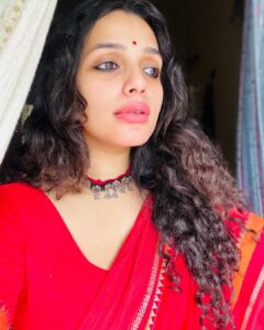 Ann Augustine Instagram - ❤️

#red#randomclick#choker#curls#curlyhair#saree#jewelleryaddict#staysafe#favourites#silver#silverlove#coffeelover#artlover