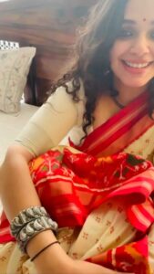 Ann Augustine Instagram - ❤️

@potpourri_studio 
📸 @g3vinod 

#reels#potpurri#sareelove#silver#silverjewellery#jewelleryaddict#sareelover #coffeeaddict#curls#curlyhair#staysafe#artlover