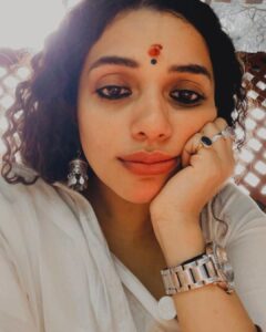 Ann Augustine Instagram - Gratitude for the year gone by! 🙏🏼 

#gratitude#hope#love#prayers#grateful#home#curls#curlyhair#silver#coffeelover#jewelleryaddict#artlover