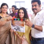 Ann Augustine Instagram - “Autorickshawkarante Bharya” #autorickshawkarantebharya#backhome#shootdays #shailajateacher#mayyazhi #curls#curlyhair##faridagupta#mmukundan#coffeelover#jewelleryaddict#artlover