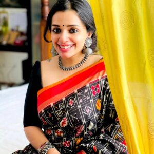 Ann Augustine Instagram - ❤️ 

@potpourri_studio 
📸 @g3vinod 

#saree#sareelove#potpurri#curls#curlyhair#silver#jewelleryaddict#everythingisart#shoots#coffeelover#artlover