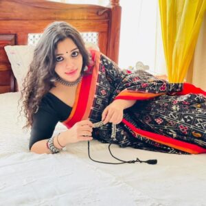 Ann Augustine Instagram - ❤️ 

@potpourri_studio 
📸 @g3vinod 

#saree#sareelove#potpurri#curls#curlyhair#silver#jewelleryaddict#everythingisart#shoots#coffeelover#artlover