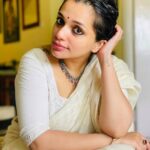 Ann Augustine Instagram - 🌸 #sareelove#neckpiece#silverlove#silverjewellery#lockdowndiaries#staysafe#stayhome#glassrings#curls#curlyhair#jewelleryaddict#coffeelover#artlover