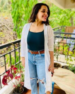 Ann Augustine Instagram - 🌸 

#balconygarden#curlyhair#jewelleryaddict#coffeelover#green#momjeans#randomshoot#vintagegold#artlover